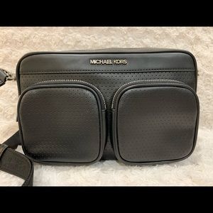 Michael Kors Camera Bag • Crossbody